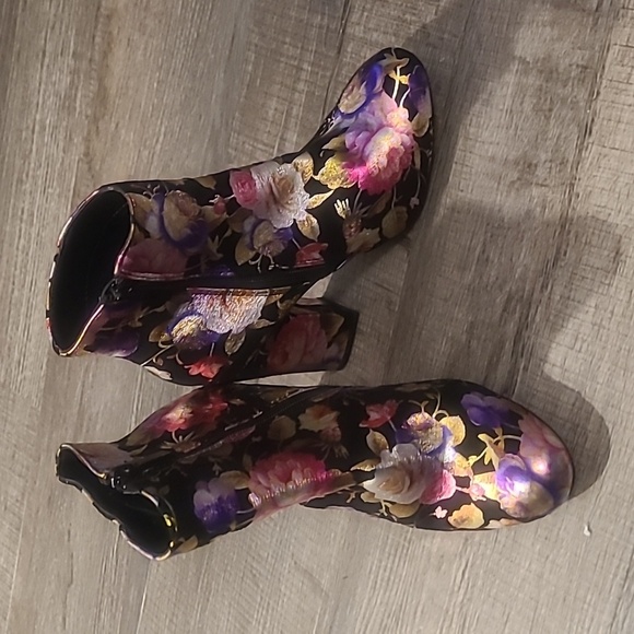 Shoes - EUC Bamboo Namaste Floral Black Block Heel Ankle Boots Women's Sz 6.5
